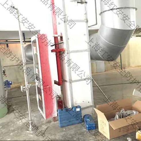 正在準備固定復合式洗眼器安裝位置