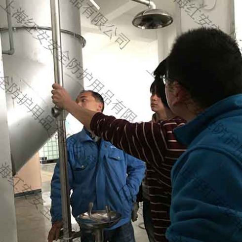 討論復(fù)合式洗眼器是否要換到更顯眼和接近危源區(qū)