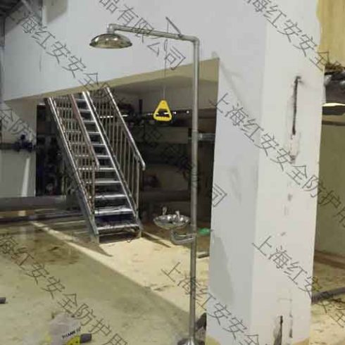 固定好的復合式洗眼器準備安裝安全提示牌